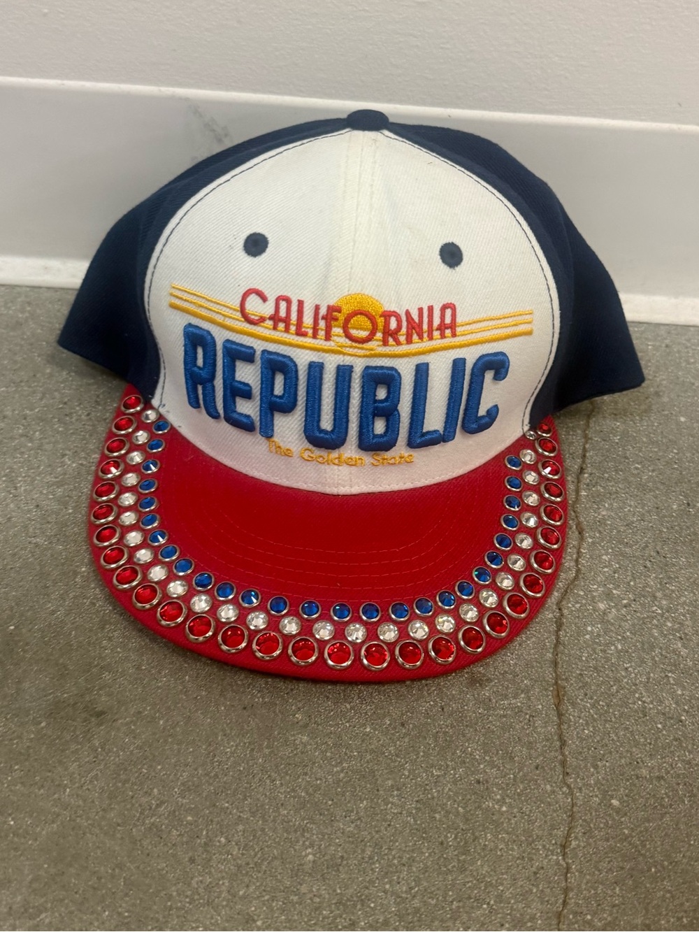 CALIFORNIA REPUBLIC MENS STUDDED SNAPBACK HAT, ONE SIZE, WHITE/RED/BLUE